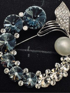 Elegant Silver-Tone Blue Crystal and Pearl Wreath Brooch